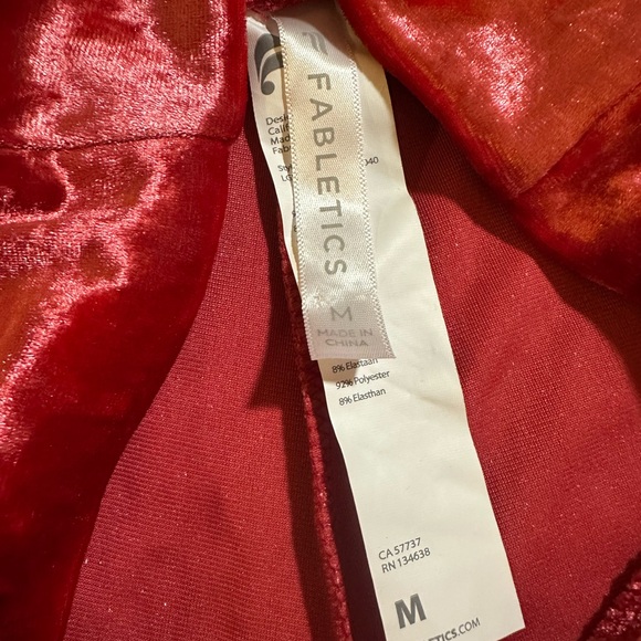 LOT of 2 Unique FABLETICS Velvet Red and Green shiny Leggings Sz M - Picture 8 of 14